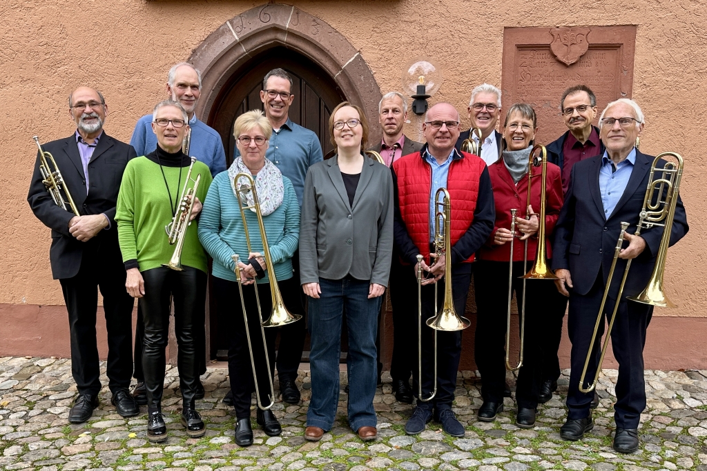 Der Posaunenchor Efringen-Kirchen steht vor dem Altar in der Christuskirche.
