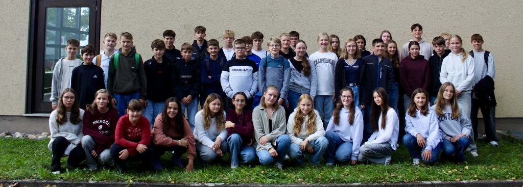 Der Konfirmandenjahrgang posiert für ein Gruppenfoto vor dem Gemeindehaus in Efringen-Kirchen.